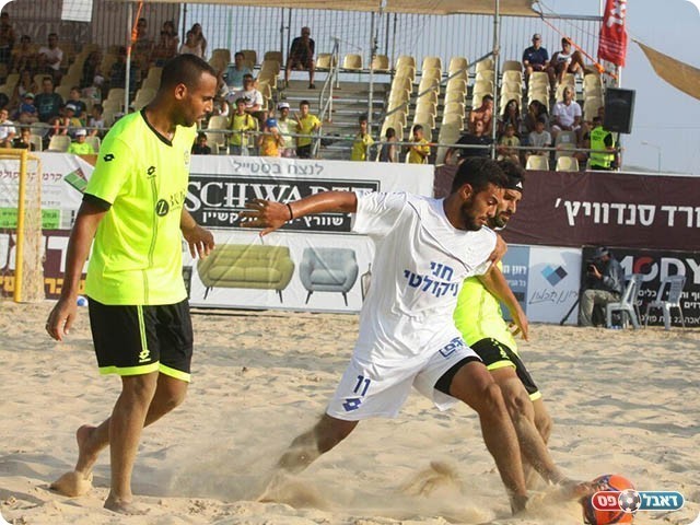 אדיר דנין במאבק על הכדור (שלומי גבאי)