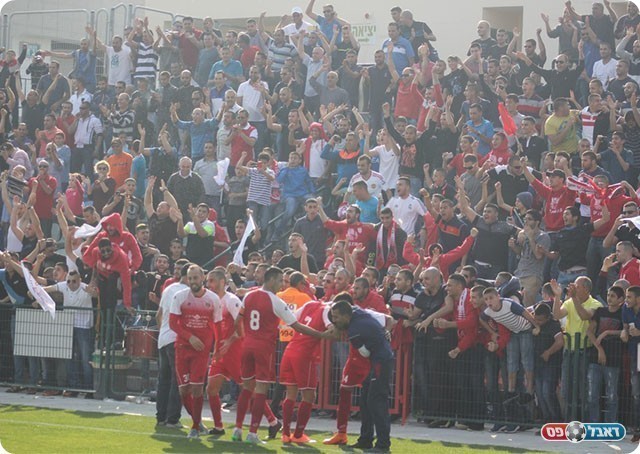 אוהדי כפר קאסם יחד עם השחקנים (תאמר סרסור)