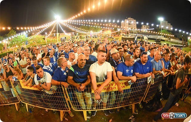 אוהדי שעריים בחגיגות (רולנדי ברנשטיין)