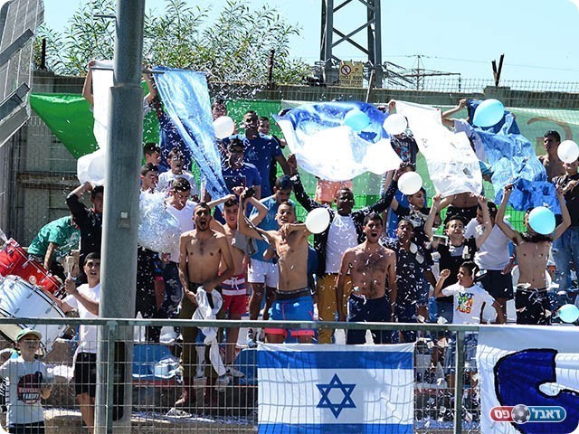 אוהדי מגדל העמק, הכינו קבלת פנים חמה מאוד לטל בניה (צילום: ארנון לוי)