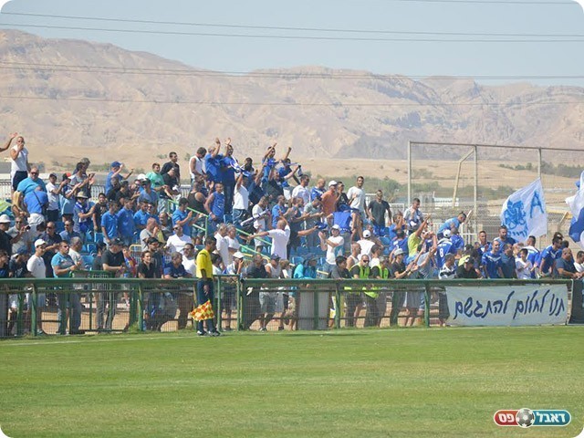 אוהדי שעריים צובעים את אילת (פרנסיסקו דיסטסיו)