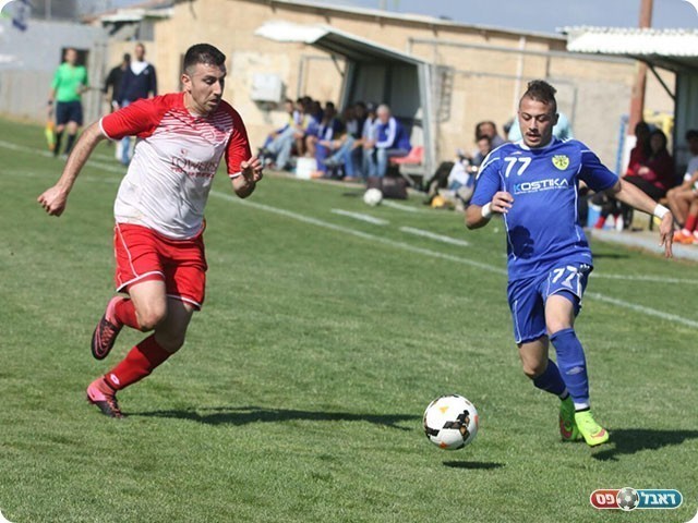 כובש השער לכרמיאל יחד עם מצטיין המשחק אבי קרמר (שלומי גבאי)