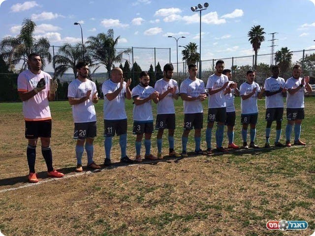 מחיאות הכפיים והחולצות המיוחדות לפני המשחק (מתן תורתי)