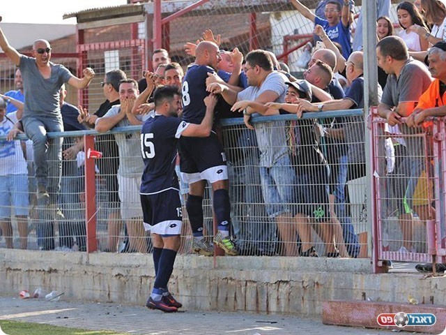 החלוץ חוגג עם האוהדים (עודד חסין)