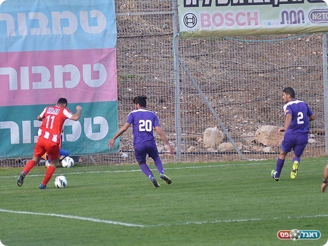 אחמד דיאב מנסה את מזלו (צילום: קובי פורטל)