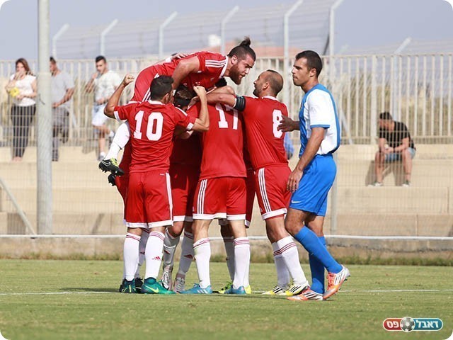 שחקני איכסל חוגגים את השני (קובי פורטל)