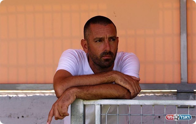 קבוצתו לא נראית טוב. אילן סויסה (עודד חסין)