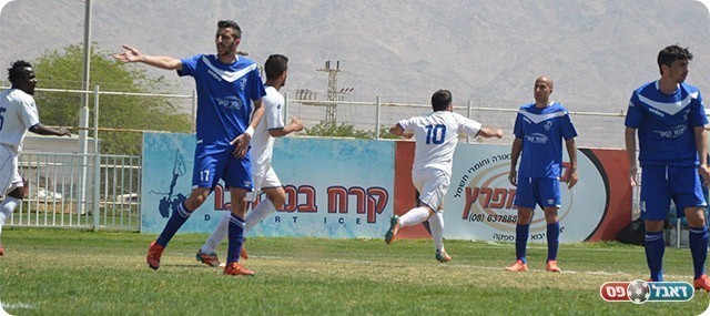 שחקני אילת חוגגים. לצערם זה לא הספיק (פרנסיסקו דיסטסיו)