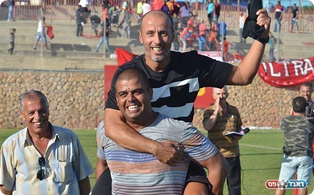 מאמן הקבוצה, איימן חלאיילה, והיו"ר, בהאא חליל (אבי רביבו)