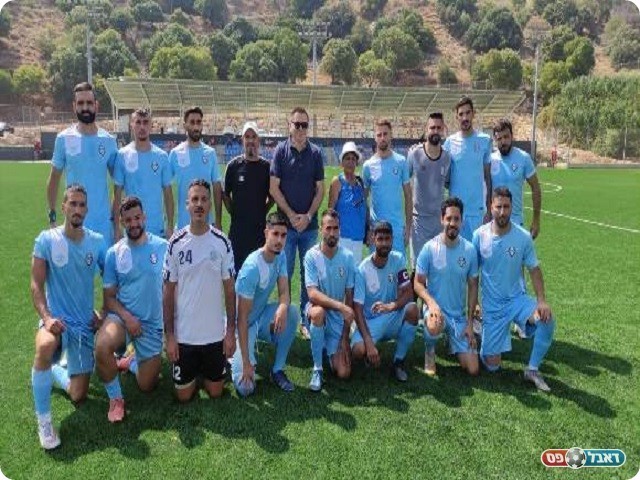 קיוו לפתיחת עונה טובה יותר. אלון אלוק ושחקני הקבוצה לצידו של ראש העיר ומחזיקת תיק הספורט בעירייה (מאיר ינקו - חדש בגליל)