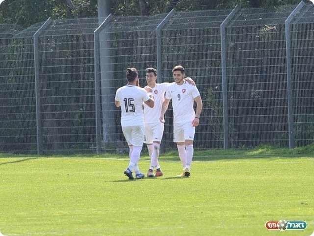 אלקנתי חוגג עם חבריו (קובי פורטל)