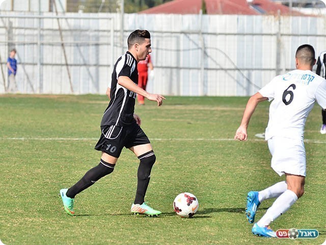 אדום מיותר, גל אלקנתי עם הכדור (צילום: ארנון לוי)