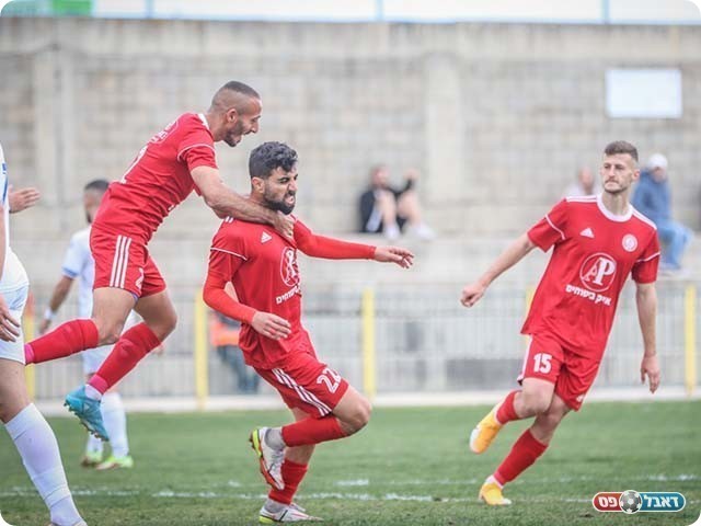 ג'ורג' אמסיס חוגג עם חבריו (וואסים מוואסי)