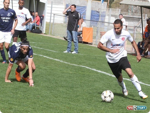 הספיק לגרש את הסמל של המועדון.אסי גומה בחדרה (צילום: שלומי גבאי)