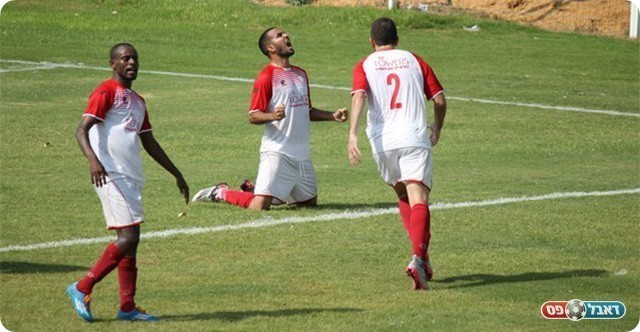 אסי גומה חוגג את השער הראשון (אנטולי רובינסקי)