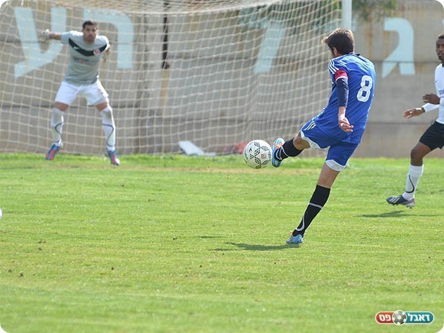 אסף מלול בועט (צילום: קובי פורטל)