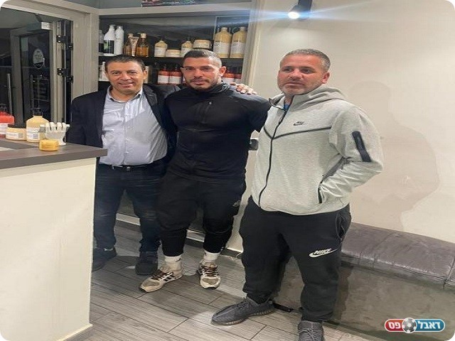 יוצא לדרך חדשה. אסף רז במעמד החתימה 