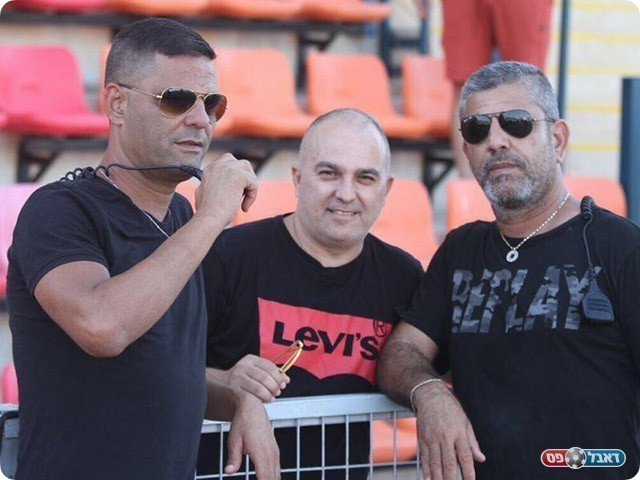 עמוס אעידן (משמאל)