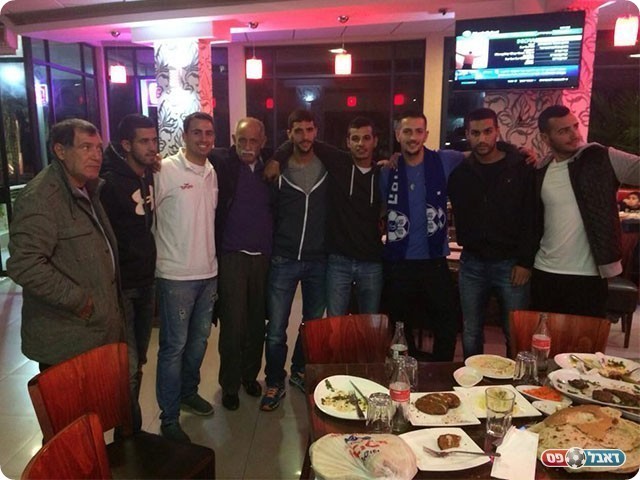 שחקני בית שאן יחד עם החלוץ החדש אבי מלכה (באדיבות: יוסי תמים, דף הפייסבוק הרשמי אולטראס בית שאן)