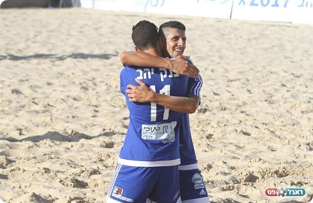 שחקני ראש העין חוגגים את המקום הראשון בבית (שלומי גבאי)