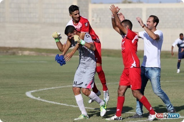 שחקני באקה חוגגים יחד עם המאמן צחי אילוז (וואסים מוואסי)