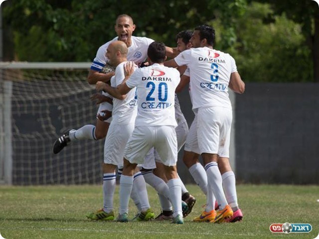 שחקני יפו חוגגים (רפי נחמיאס)