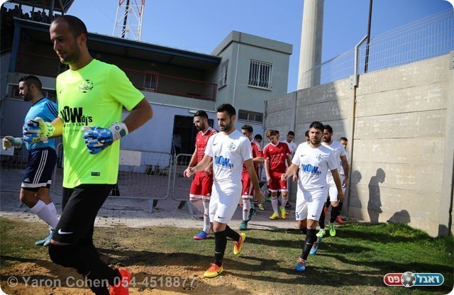 השחקנים עולים לכר הדשא (ירון כהן)