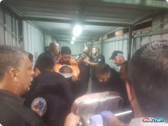 השוטר מקבל טיפול רפואי