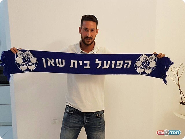 בן ויצמן במעמד החתימה (דף אולטראס הפועל בית שאן)