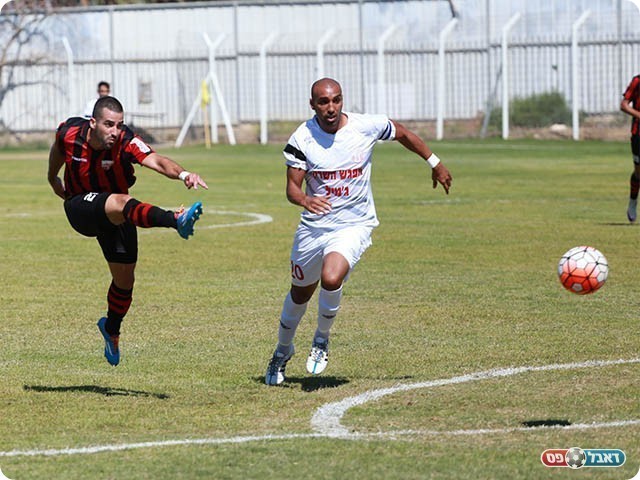 בן עשור בועט את הכדור שעושה את כל הדרך לשער (קובי פורטל)