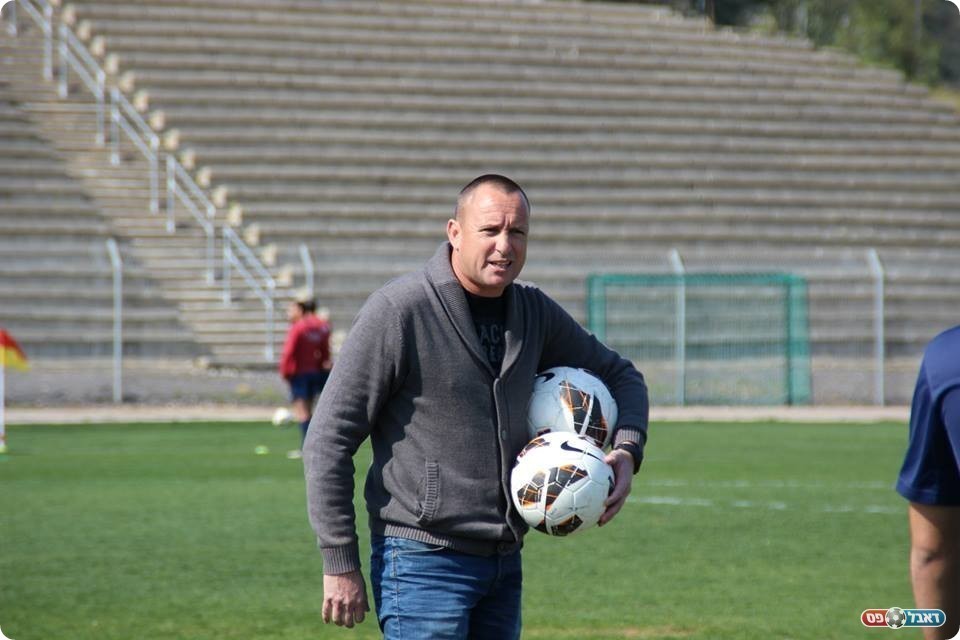 משחק לא טוב של הקבוצה שלו, מאמן הרצליה טל בניה (צילום: עודד חסין)