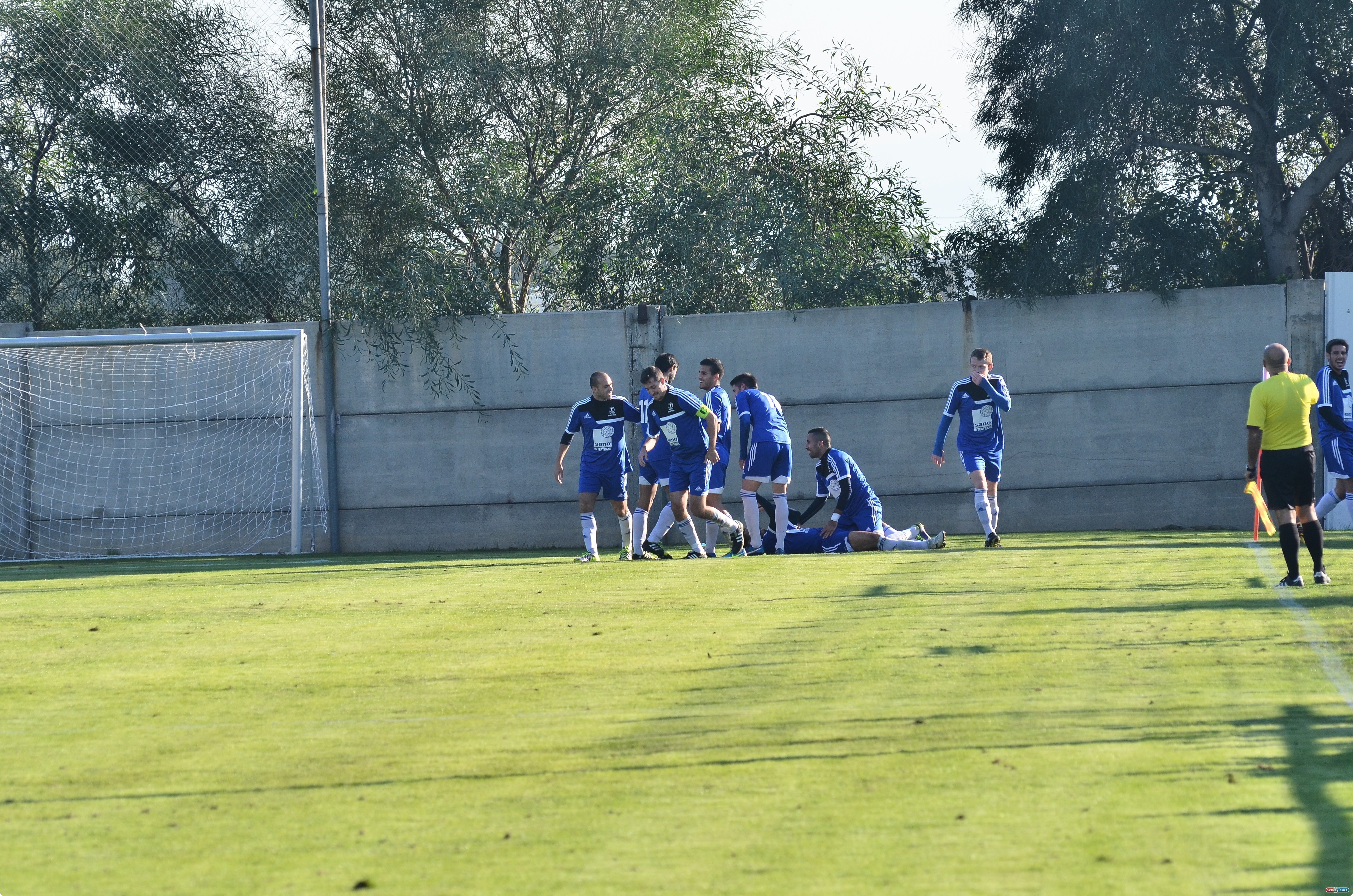 וחוגג עם החברים (צילום: ארנון לוי)
