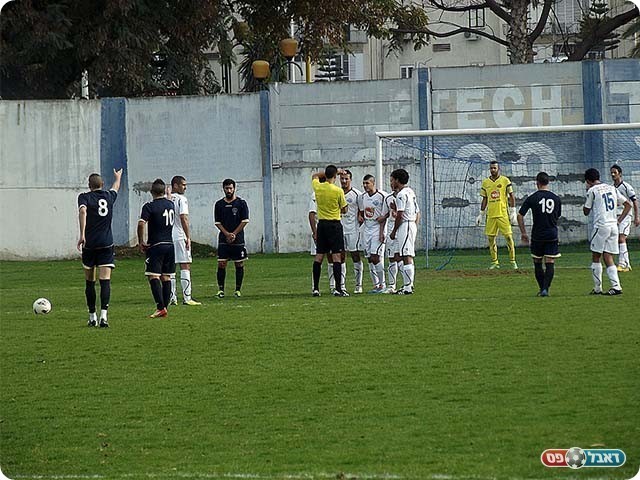 סרור מתכונן לבעיטה (צילום: אייל אורן)