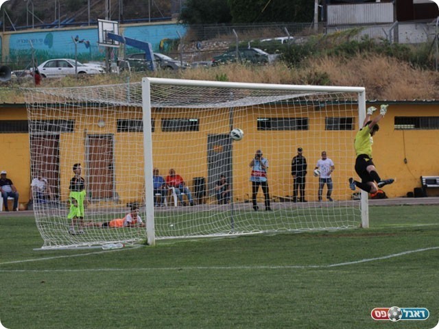 בעיטה מושלמת של עקיבא (עודד חסין)