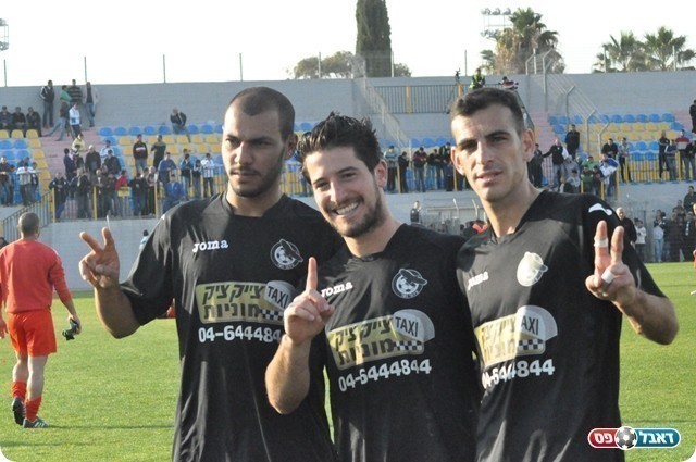 דניאל ברק (באמצע) מבלה בקריביים, בנשר מחכים לחזרתו