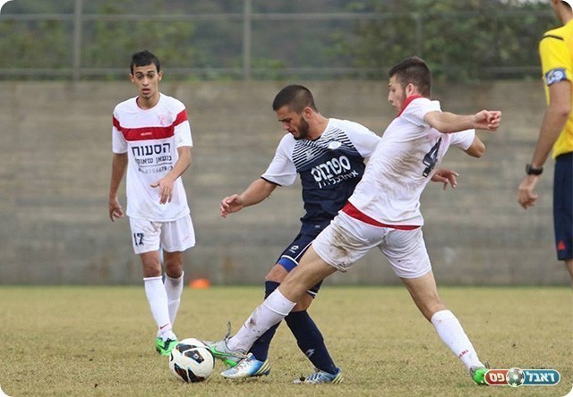 בר איבגי נלחם על הכדור (עודד חסין)