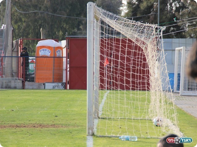 אך הכדור ברשת (צילום: עודד חסין)