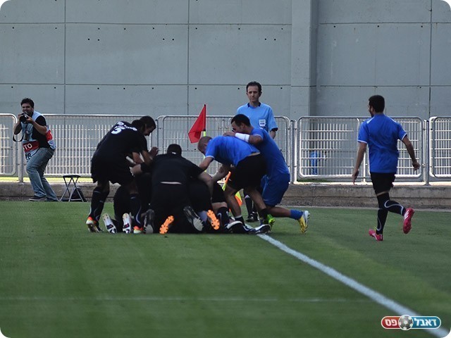 שחקני אזור חוגגים (ארנון לוי)