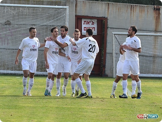 חוגגים יחד עם גראד את שער היתרון (צילום: ארנון לוי)