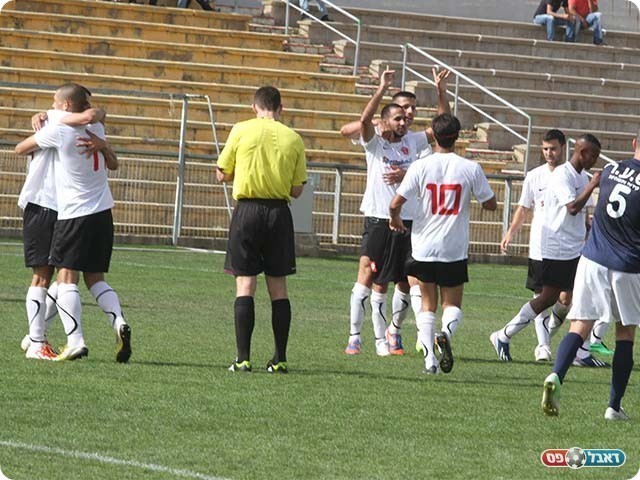 גומה חוגג את הראשון (צילום: שלומי גבאי)