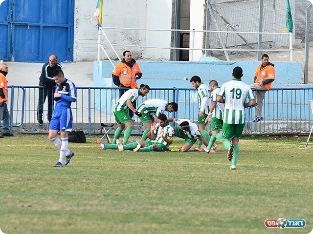 שחקני דליה חוגגים (צילום: ארנון לוי)