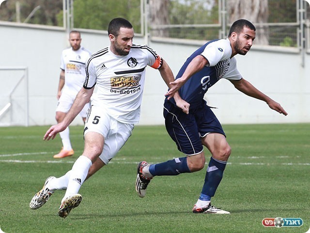 אסי גומה ויוני אוחיון במאבק על הכדור (קובי פורטל)