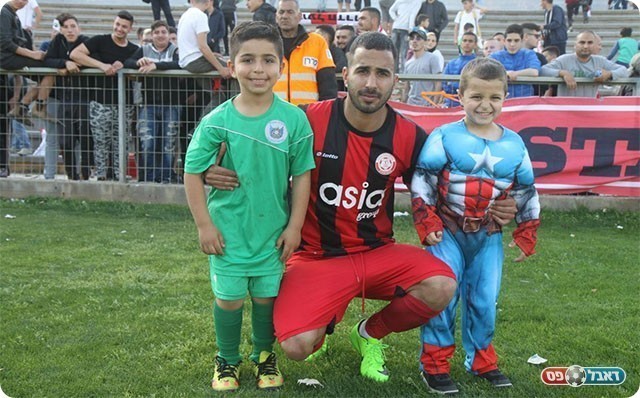 באווירת החג. אסי גומה עם שני ילדים מחופשים (שלומי גבאי