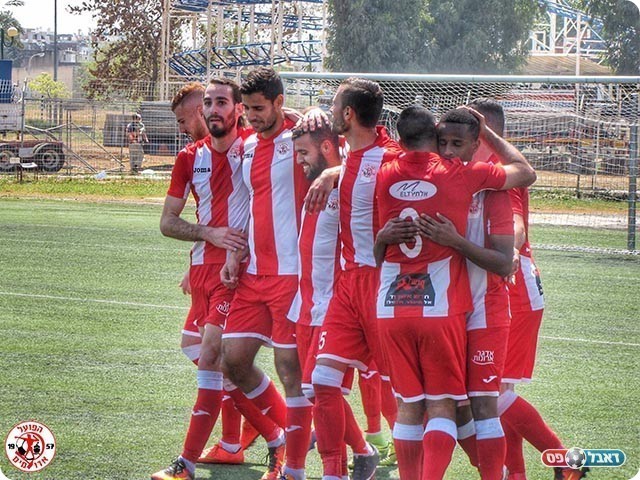 תצוגת כדורגל. שחקני אשדוד (מדיה אדומים אשדוד)