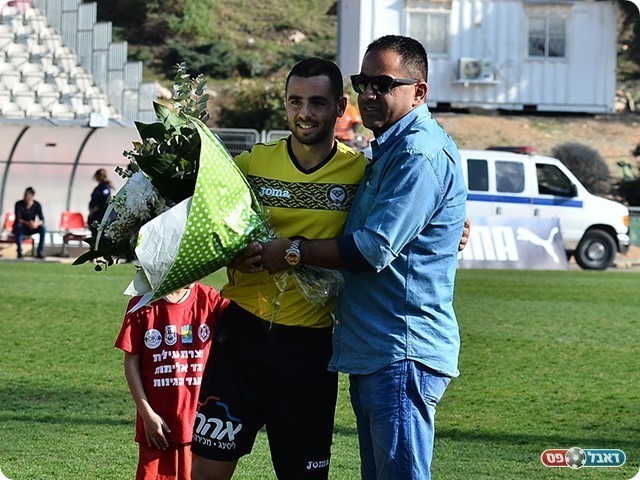 בנצרת עלית לא שוכחים את השחקנים, ברעם מעניק זר פרחים לרול (צילום: ארנון לוי)