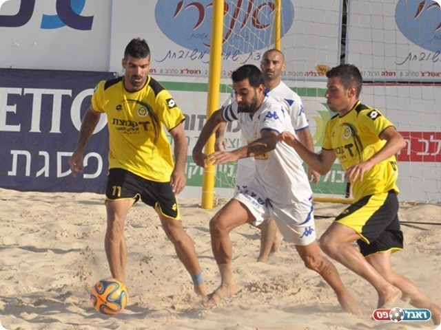 גדעון שרביט (בלבן) מנסה לחלוף בין קומאן לפחימה (חאדר אניס)