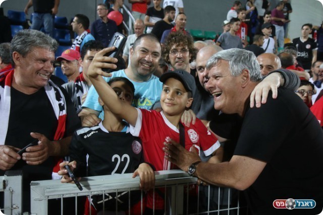 ראש עיריית חדרה עם האוהדים (שלומי גבאי)