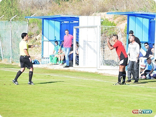 ג'נח מבקש הסבר מהשופט (צילום: שי בן סימון)