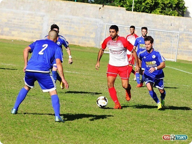 מאור ג'נח מוקף בשחקני נשר (שלומי גבאי)