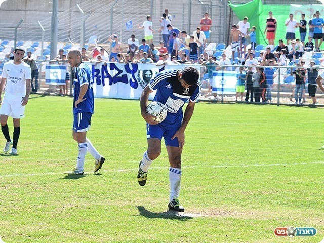 ג'נח מכין את הכדור (צילום: ארנון לוי)